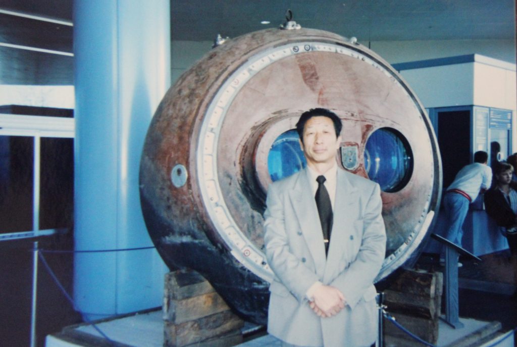 1996年2月去美国休斯敦卫星发射中心参观加加林乘坐的卫星留影
